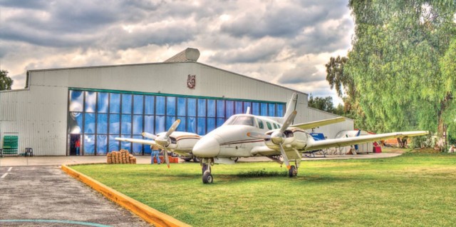 2005 Termino la carrera de ingeniero en aeronáutica en el instituto politécnico nacional.