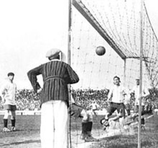 Primera vez que se hizo un gol olímpico en el partido de Uruguay-Argentina. Dicho gol lo anotó Cesáreo Onzari