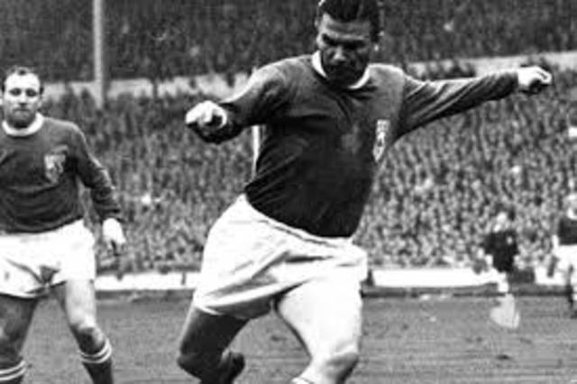 Nace el gran gol creado por Puskas, donde repitió el tiro 2 veces y las dos veces salió igual. Hoy en día existe un premio con dicho nombre que se le otorga al mejor gol del año.