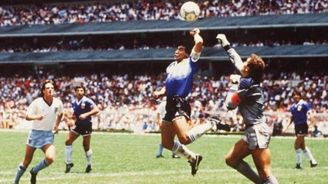 Maradona hizo el famoso gol conocido como "La mano de Dios" el cual metió con la mano y el árbitro lo dio por bueno.