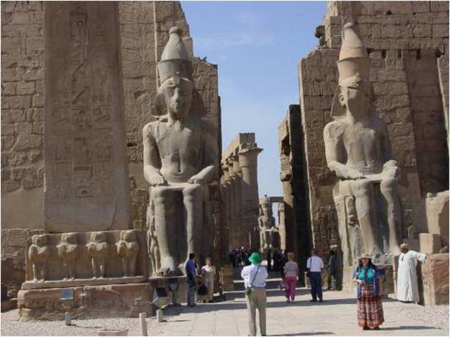 Thébaiban kitör a dögvész