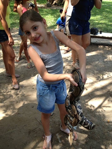Lori segurando a cobra