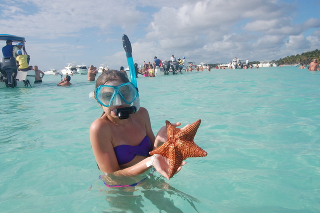 Lori segurando uma estrela do mar