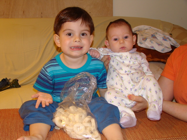 eu e minha irmã~comendo biscoito