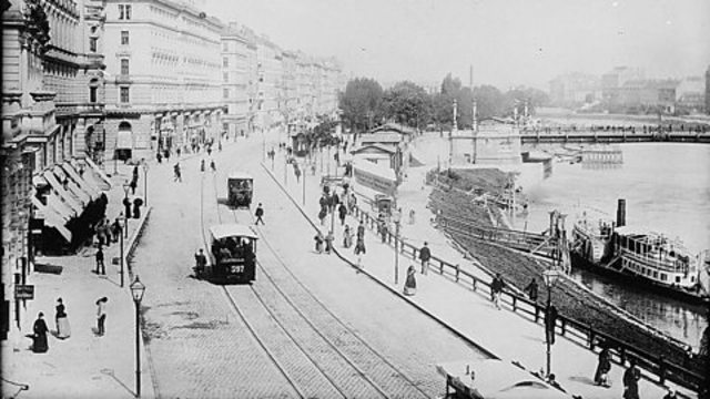 Hitler moves to Vienna