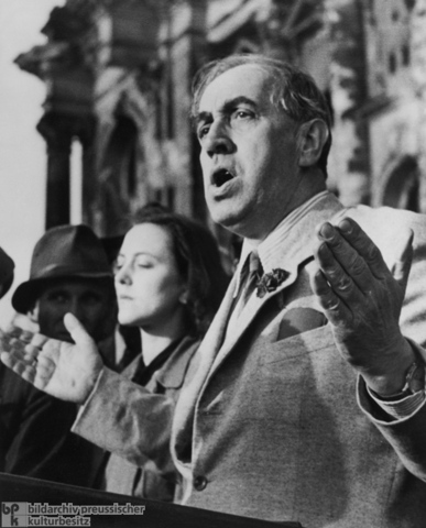 250,000 Berliners flock to Platz der Republik