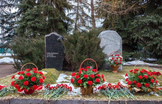 Умер в станице Вешенская.