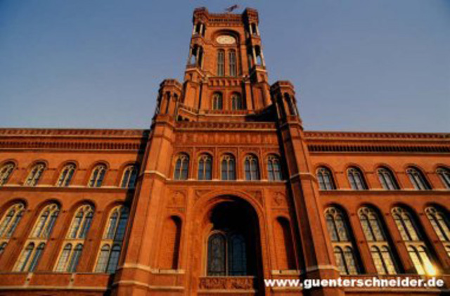 The Communists split Berlin with the proclamation of their own "magistrate"