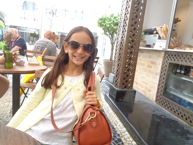 Dália em Búzios nas suas férias em família