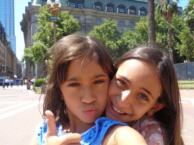 Dália com sua irmã na Argentina