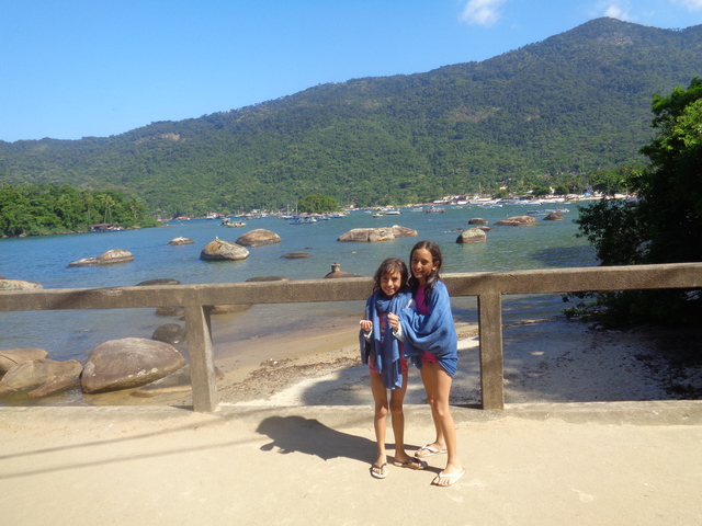 Dália com a irmã em Angra