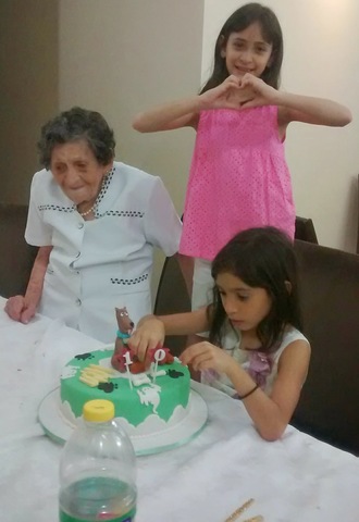 Dália no seu aniversário de 10 anos com a bisa