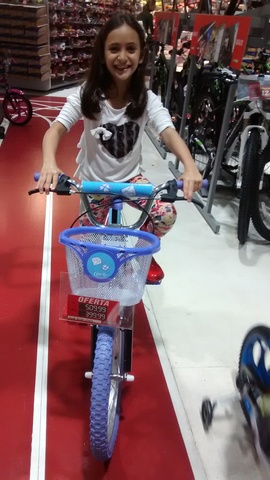 Dália aprendendo a andar de bicicleta sem rodinha