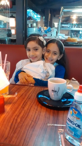 Dália com a sua irmã na padaria