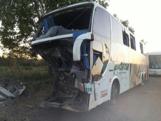 Ônibus batido e quebrado ao mesmo tempo