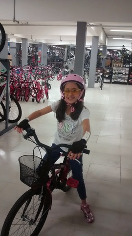 Dália andando de bicicleta sozinha