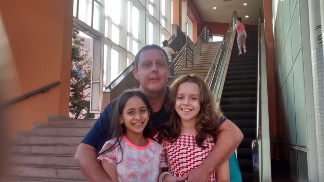 Dália com a amiginha Clara