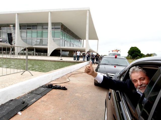 Lula saindo do mandato de presidente
