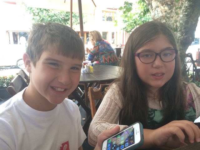 em sao paulo com meu primo no restaurante