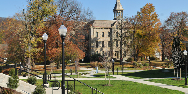 Borges viajó a Ginebra , donde obtuvo un B. A. grado de la Facultad de Genve .