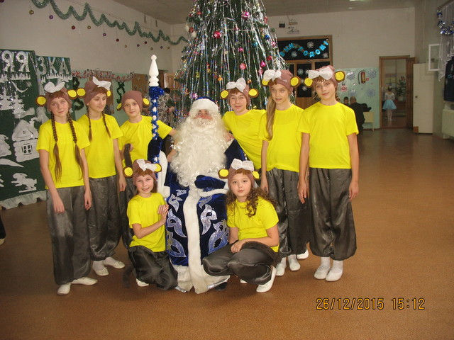 Новогодние праздники в школе.