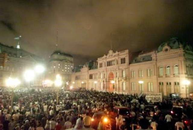 Cacerolazo y manifestaciones en todo el país. Asambleas populares. Lema: "¡Que se vayan todos!"