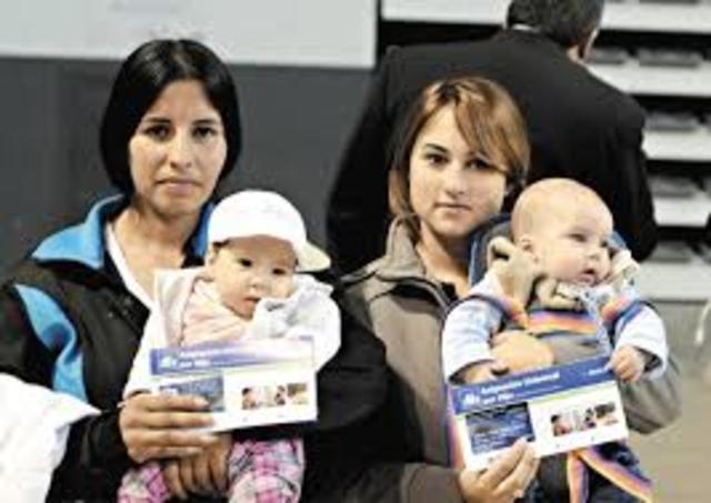 Firma del decreto 1602. Asignación Universal por Hijo