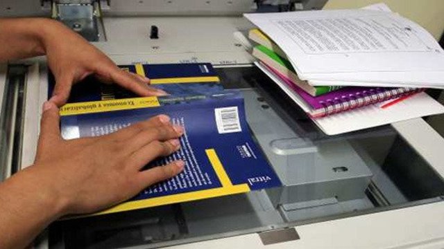 Apuntes, fotocopias y libros para estudiar en la universidad