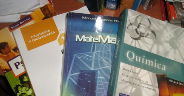 Estudiar en el colegio con los libros de texto