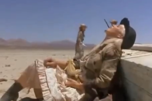 Kissin Kate kisses a lizard and dies