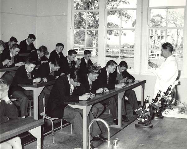 Rompe con el ambito anglosajon