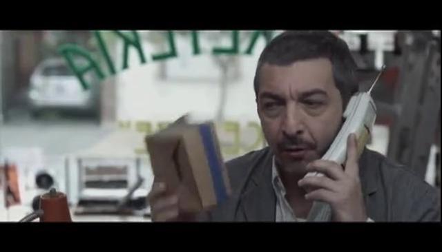 Roberto recebe um telefonema da embaixada