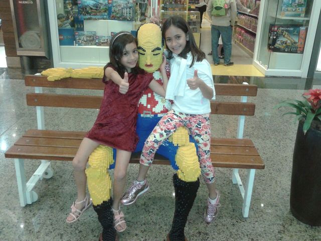 Dália com a irmã e o boneco lego