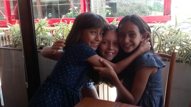 Dália com a irmã e amiga Clara