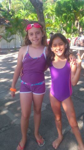 Dália com a Clara na colônia