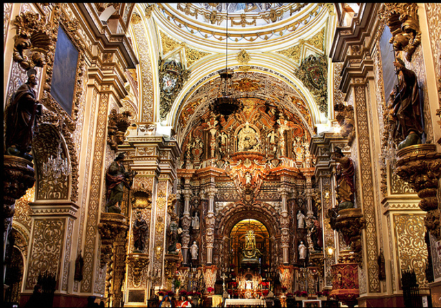Se ordena como sacerdote, y oficia su primera misa en Bogota, e inicia la formación de seminaristas