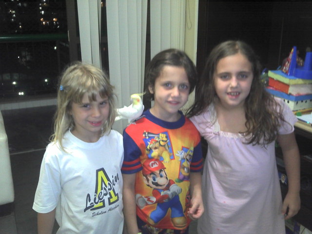 Brincando com a amiga e a irmã