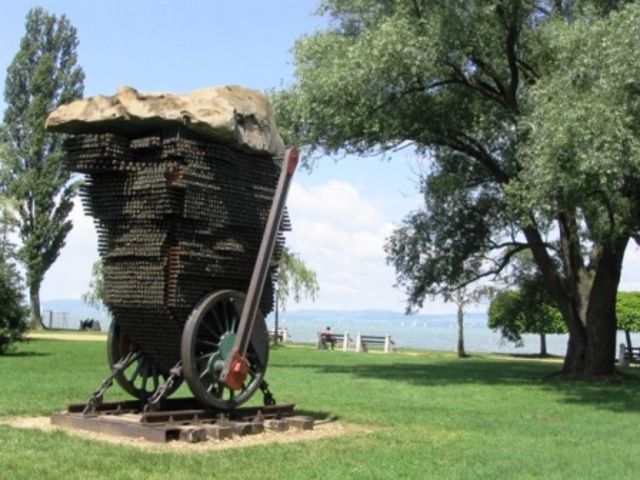Meghal Balatonszárszón
