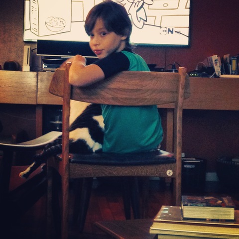 Eu na cadeira Nikolas feita pelo meu avô