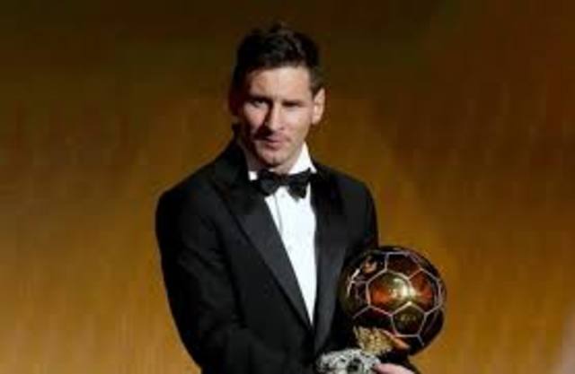 MESSI GANHA BOLA DE OURO 2015