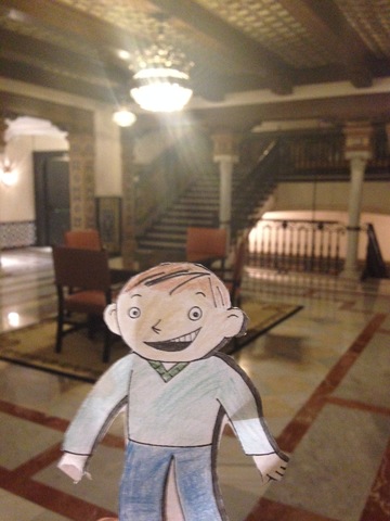 Clement arrive á l'hôtel