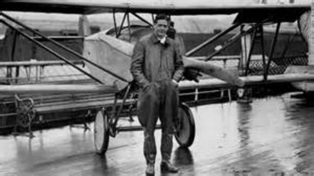 Automatic gyrostabilizer leads to first automatic pilot