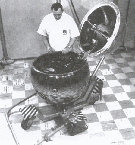 Discoverer lll, carrying four mice, crashes in the Pacific Ocean shortly after takeoff.