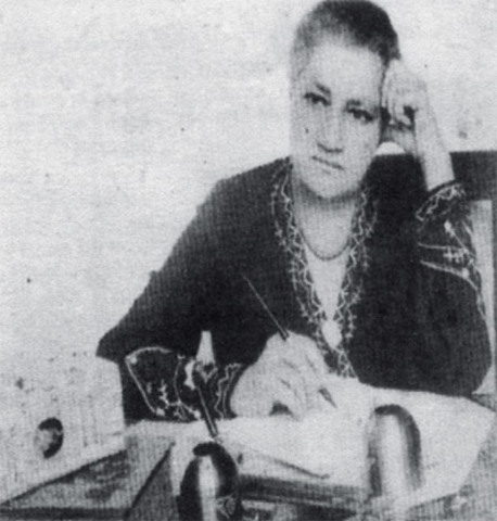 Nel 1895, scrive il suo primo romanzo "Amalia Montiel"