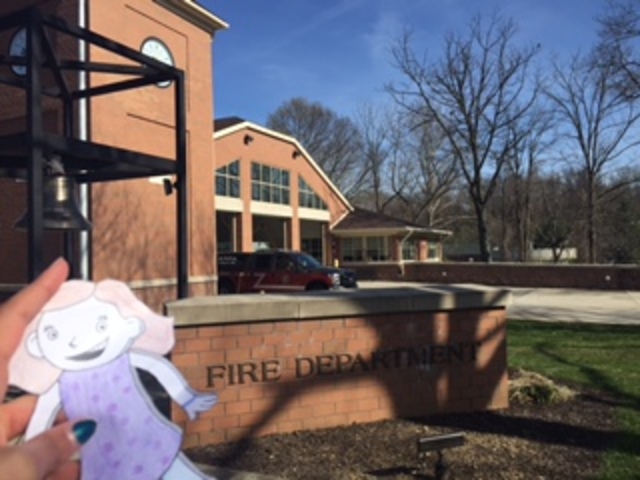 Clementine regarde au caserne de pompiers