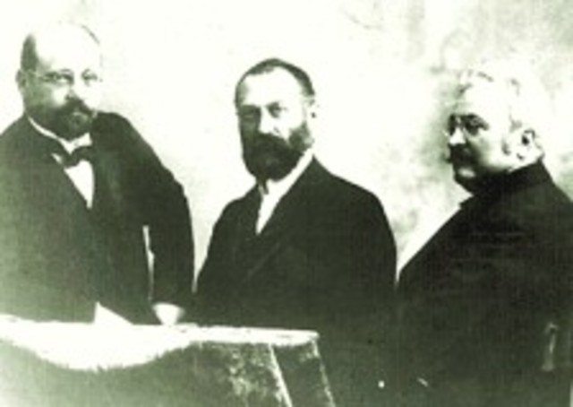 Otto T. Bláthy, Max Déri y Karl Zipernowski en la Exposición Húngara en Budapest, presetaron el prototipo de del sistema de iluminación que se utiliza hasta hoy en día.