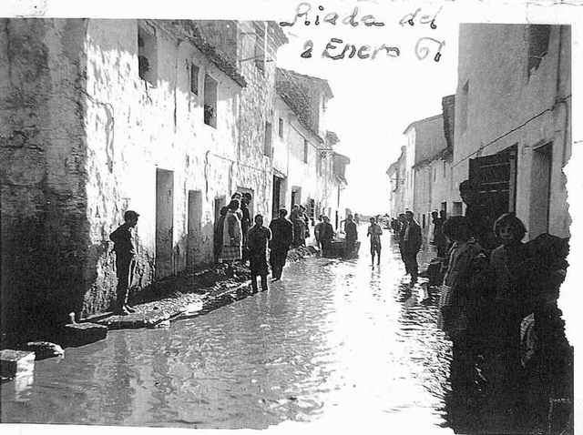 Los nacionales provocan una nueva crecida del Ebro, inutilizando durante un día el puente de hierro de Flix