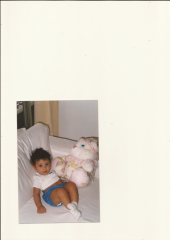 Eu na minha casa com o meu ursinho de pelucia