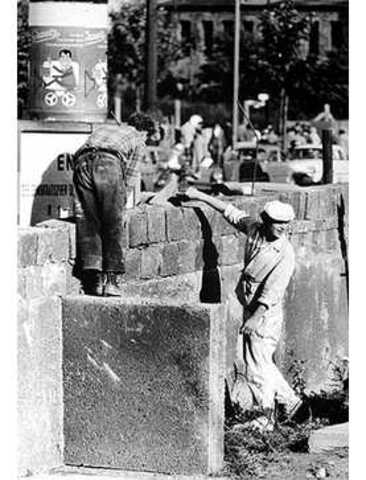 Building of the Berlin Wall