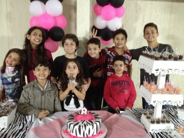 Meu aniversário de oito anos com meus primos e amigos.